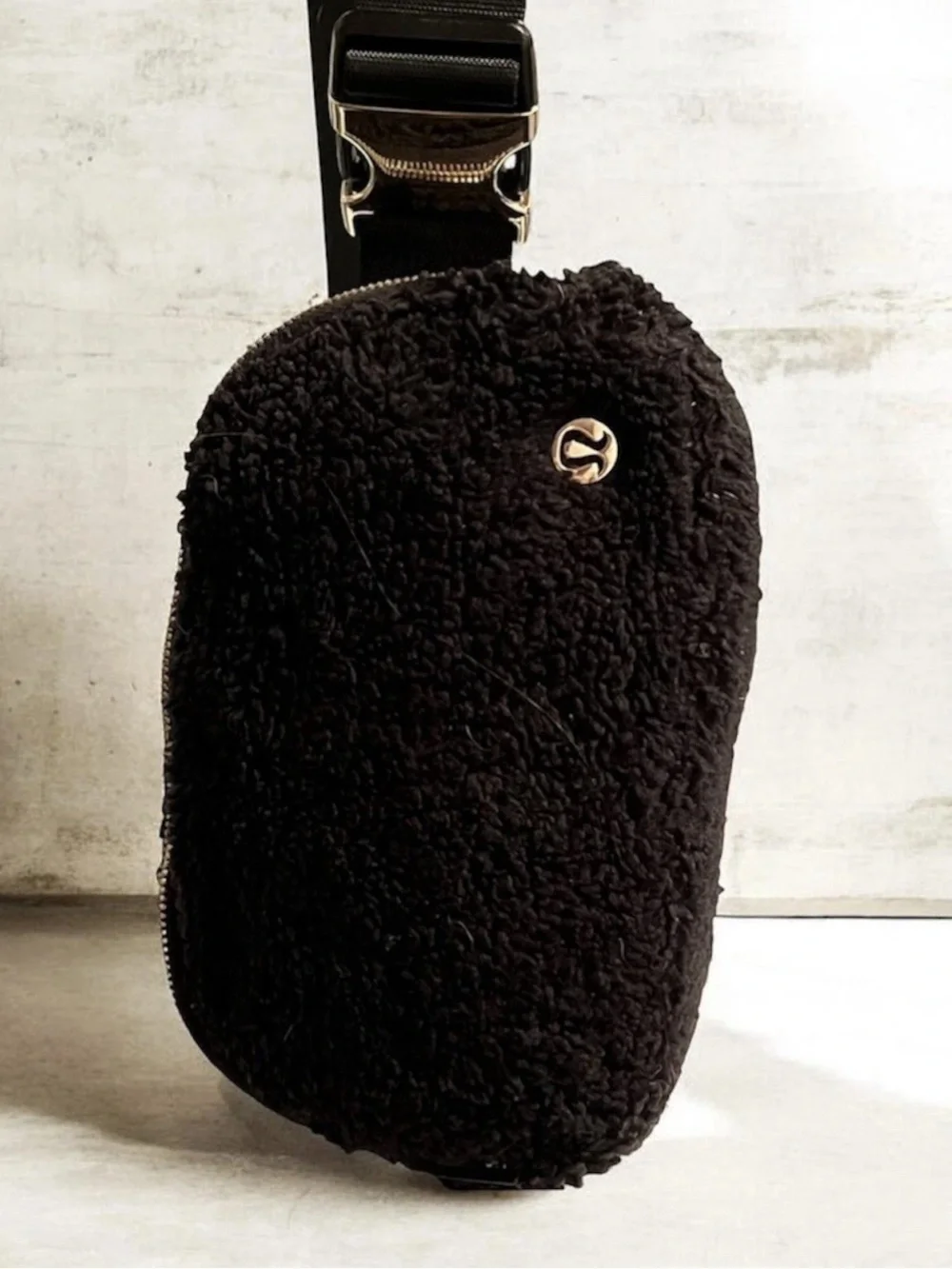 Lululemon Everywhere Belt Bag Large Fleece Black w/Gold Hardware Sherpa 2L 8”x6”
